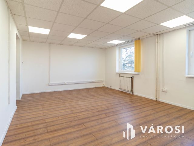 48 m2-es, két helyiséges, teakonyhás, 2.emeleti iroda