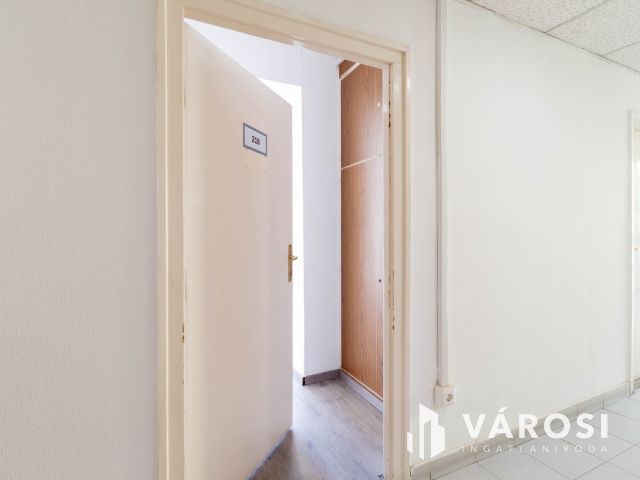 2. emeleti, 16 m2-es iroda kiadó Fáy utcai irodaépületben