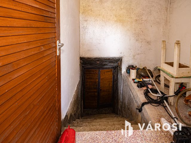 Komló szilvási városrész mögött zártkert házzal eladó!