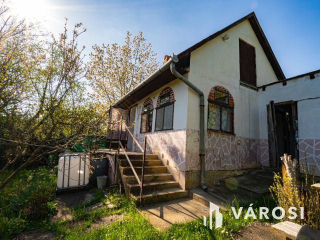 Komló szilvási városrész mögött zártkert házzal eladó!