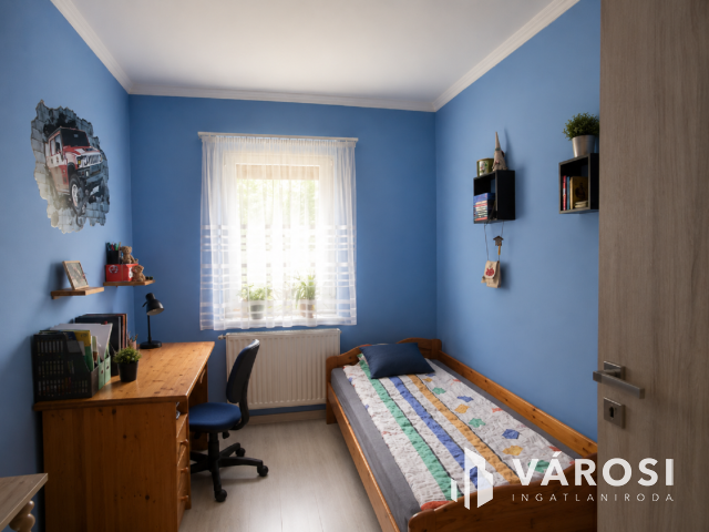 Modern családi ház Koroncón, nagy telekkel eladó
