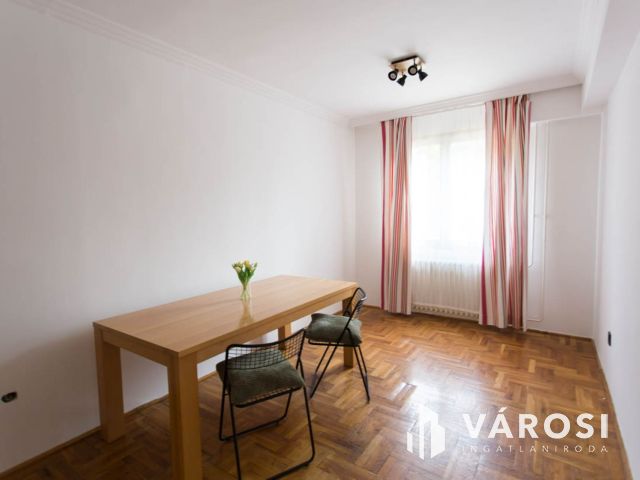 Nagyerdei tégla lakás kis kertkapcsolattal eladó
