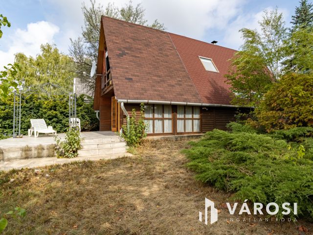 Csörögön, családi nyaraló, nagy telekkel, faházzal eladó