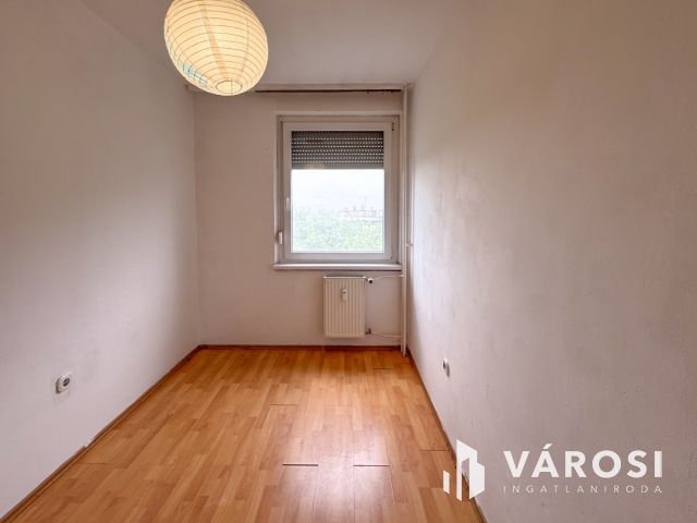 Kiadó panel lakás a belvároshoz közel