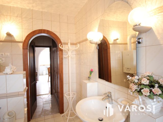 Lakás garázzsal, kerttel.