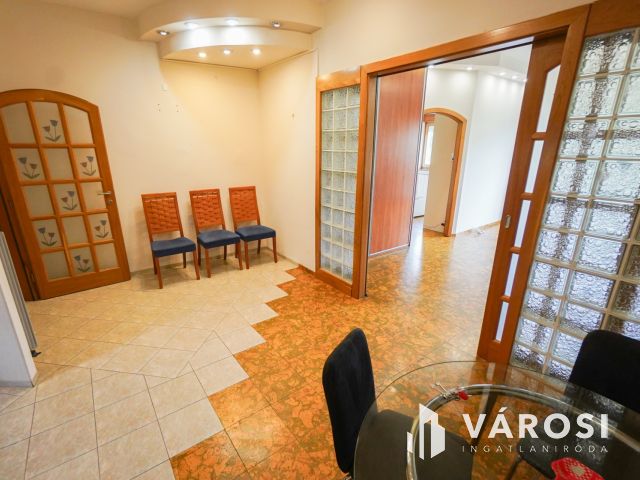 Mechwart térnél remek kilátással és közlekedéssel!