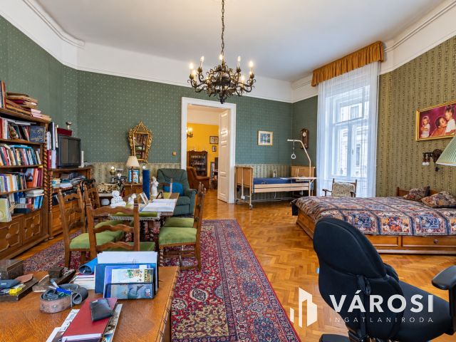 Nagy lakás a Vígszínházzal szemben a nagykörúton