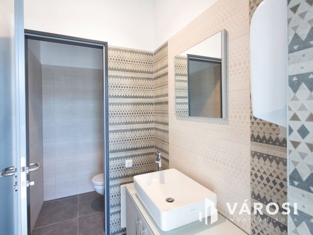 940 m2-es ipari csarnok + 300 m2-es szuper iroda kiadó